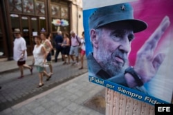 Una foto de Fidel Castro en una calle de la Habana Vieja transitada por turistas.