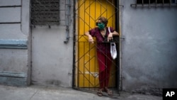 Una mujer espera su turno para entrar a una tienda en La Habana. (AP/Ramon Espinosa)