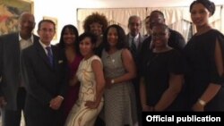 Legisladores del Black Caucus posan junto al embajador cubano en la Misión Permanente de Cuba en Naciones Unidas.