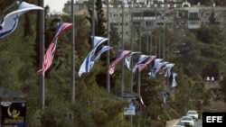 JER03. JERUSALÉN (ISRAEL), 12/03/2013.- Varias banderas estadounidenses se han colocado en una calle de Jerusalén, Israel, el 12 de marzo del 2013, debido a la visita del presidente Barak Obama, el próximo 20 de marzo. EFE/Jim Hollander