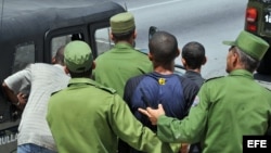 Un grupo de hombres del MININT realiza un arresto en La Habana.