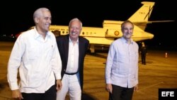 El ministro de Asuntos Exteriores de España, José Manuel García-Margallo (c), es recibido en La Habana por Gerardo Peñalver (i), director general de Asuntos Bilaterales de la Cancillería cubana, y por el embajador español Juan Francisco Montalbán (d).