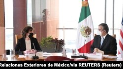 Roberta Jacobson, y el canciller mexicano, Marcelo Ebrard
