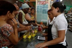 Tomate enlatado en venta en el supermercado de La Habana. (REUTERS/Stringer)