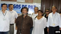 El guerrillero de las Fuerzas Armadas Revolucionarias de Colombia (FARC), Luis Alberto Albán (c), alias Marco León Calarcá, responde preguntas de la prensa a su llegada al Palacio de Convenciones de Cuba