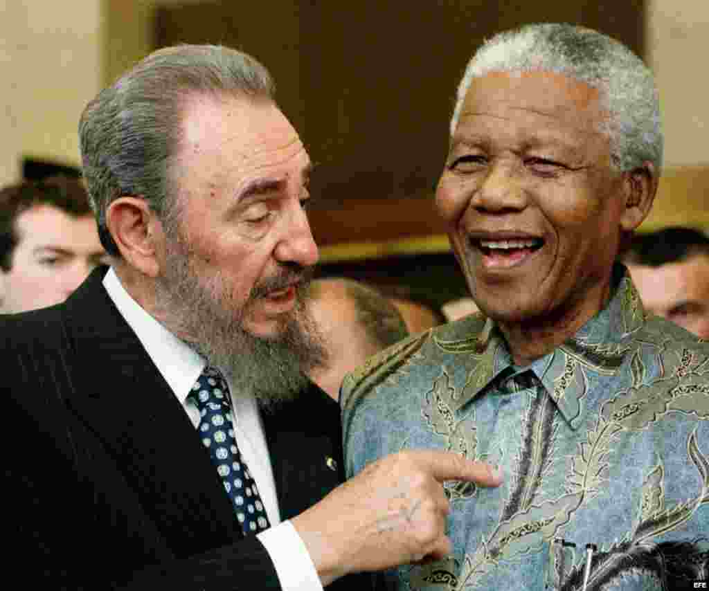 Nelson Mandela con Fidel Castro en Ginebra, 1998. Mandela visitó Cuba en 1991.