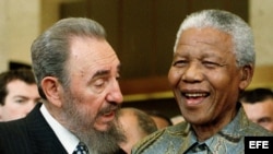 Nelson Mandela con Fidel Castro en Ginebra, 1998. Mandela visitó Cuba en 1991.