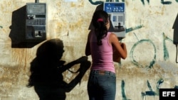 Cuba posee un teléfono público por cada 206 habitantes, sin tener en cuenta los que se encuentran averiados