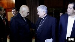 Monseñor Emil Paul Tscherrig (c), y el secretario general de la Mesa de la Unidad Democrática, Jesús Torrealba (i), en diálogo entre oficialismo y oposición el 24 de octubre.