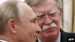 El asesor de Seguridad Nacional de EE.UU, John Bolton, y el presidente ruso, Vladimir Putin.