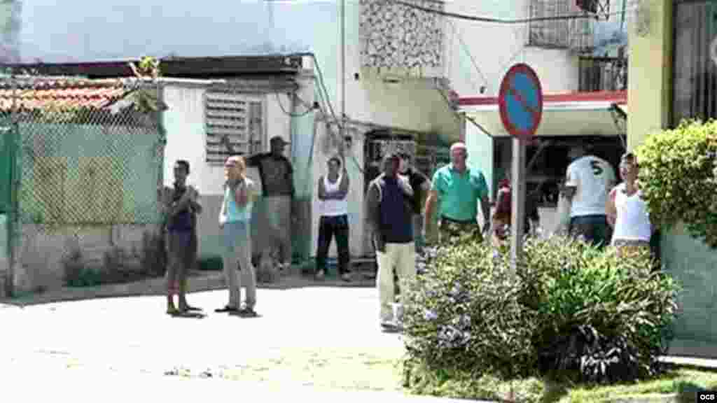 Vecinos de la zona observan el trato que les dan a las Damas de Blanco (foto tomada de video)