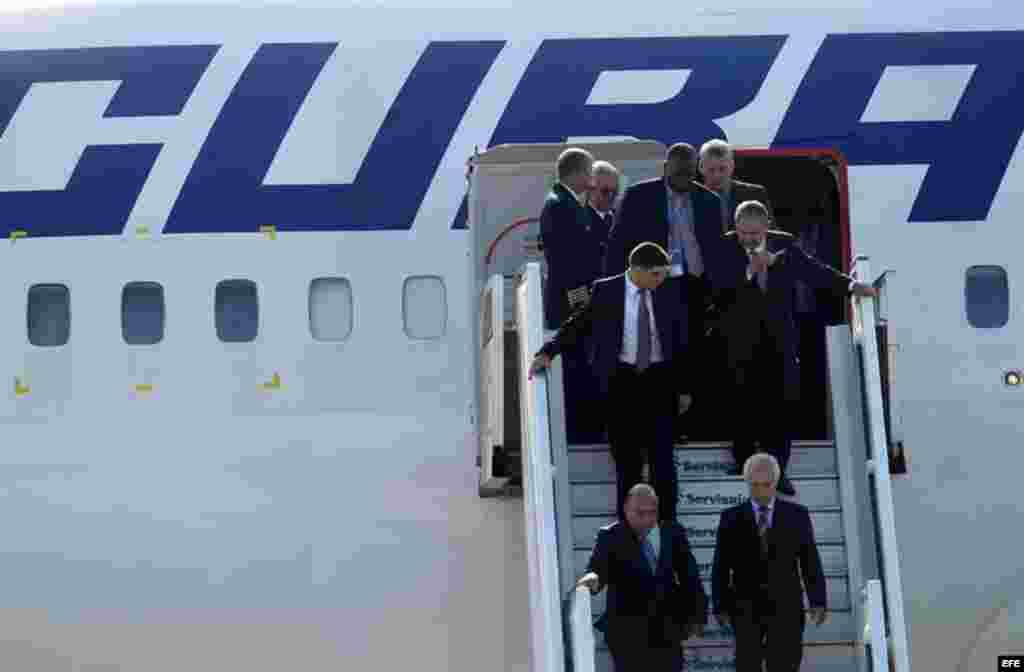 El gobernante de Cuba, Raúl Castro (2, segunda fila), llega el viernes 25 de enero al Aeropuerto Internacional de Santiago de Chile