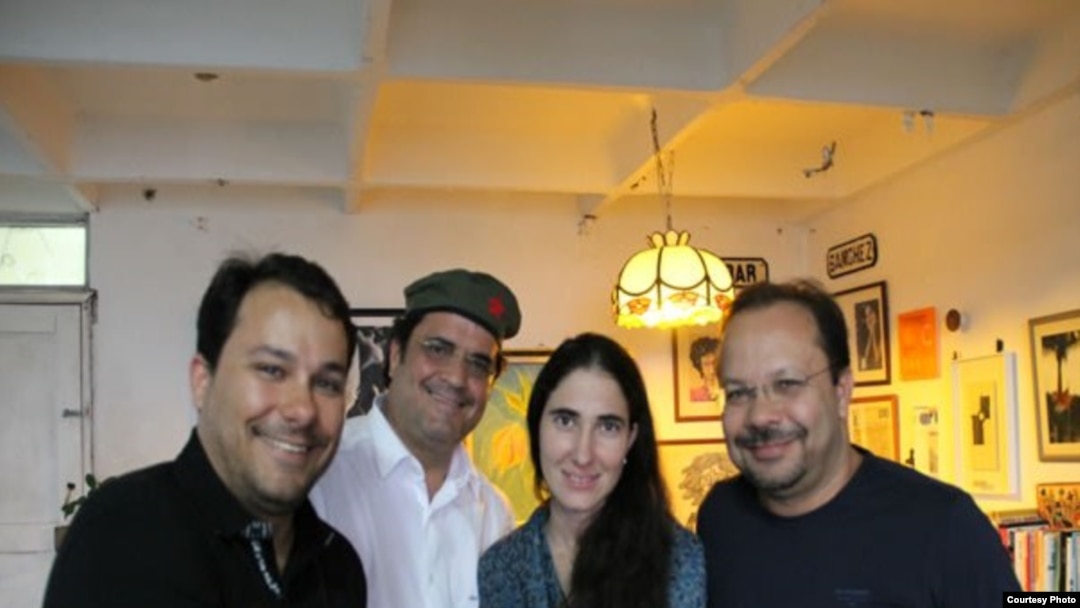 Yoani Sánchez junto a amigos brasileños que la han invitado a su país / Foto de archivo