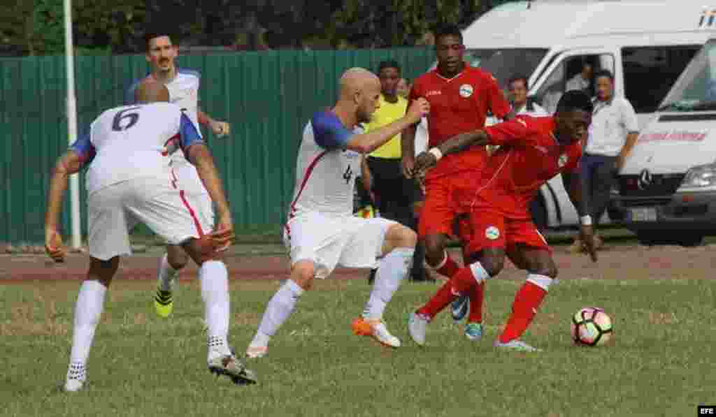 Los jugadores de Estados Michael Bradley (c) y John Brooks (i) en acción, durante el partido amistoso entre Cuba y Estados Unidos, donde los visitantes ganaron dos goles a cero, en el estadio Pedro Marrero, en La Habana.