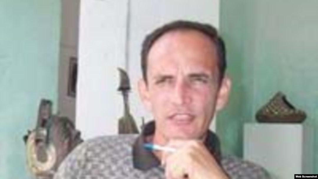 Nelton Pérez, escritor cubano.