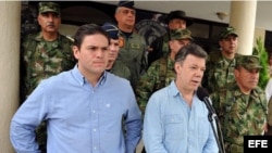 Fotografía cedida en la que aparece el presidente colombiano, Juan Manuel Santos (c), acompañado de su ministro de Defensa, Juan Carlos Pinzón (i), mientras pronuncia un discurso el domingo 18 de marzo de 2012, en Arauca (Colombia). 