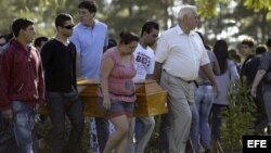 Familiares de las víctimas del incendio ocurrido en la discoteca Kiss de Santa María (Brasil) que causó 231 muertos, asisten a los funerales que se han iniciado hoy 28 de enero de 2013, en el cementerio de Santa Rita, a las afueras de Santa María. EFE/Nec