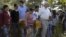 Familiares de las víctimas del incendio ocurrido en la discoteca Kiss de Santa María (Brasil) que causó 231 muertos, asisten a los funerales que se han iniciado hoy 28 de enero de 2013, en el cementerio de Santa Rita, a las afueras de Santa María. EFE/Nec