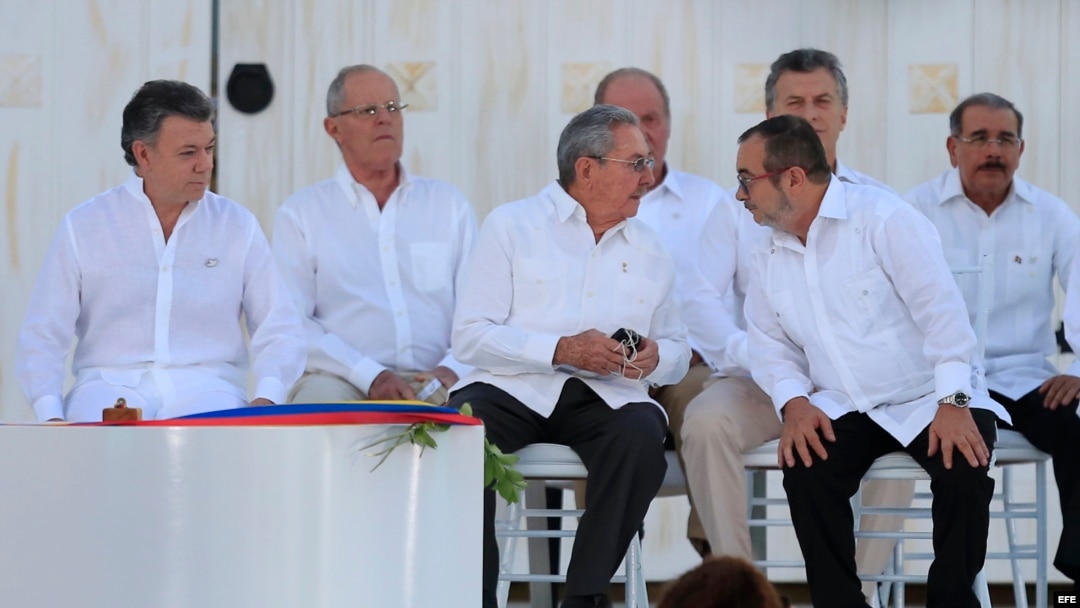 Juan Manuel Santos y la guerrilla de las FARC firmaron un cuestionado acuerdo de paz en el 2016 en La Habana, bajo la mirada de Raúl Castro (Foto de archivo).