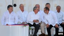 Juan Manuel Santos y la guerrilla de las FARC firmaron un cuestionado acuerdo de paz en el 2016 en La Habana, bajo la mirada de Raúl Castro (Foto de archivo).