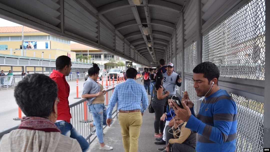 Los más de cincuenta cubanos varados en la zona de Nuevo Laredo, en la frontera de México con EE.UU.