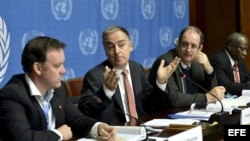 El coordinador del ACNUR para Siria, Panos Moumtzis (centro), ofrece una rueda de prensa junto al director humanitario de Save the Children, Michael Penrose (izda), y el director de Programas de Emergencias de Unicef, Dermot Carty (dcha), en la sede de la