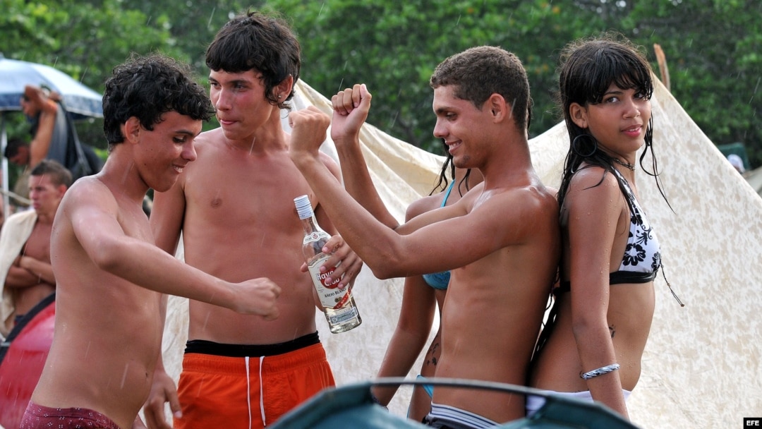 ARCHIVO. Jóvenes bailan en la playa de Jibacoa. 
