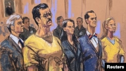 Maduro y su esposa, Cilia Flores, aparecen junto a los abogados Barry Pollack, Anna Estevao y Mark Donnelly, durante una audiencia; la imagen corresponde a un boceto de la sala del tribunal Daniel Patrick Moynihan en la ciudad de Nueva York.