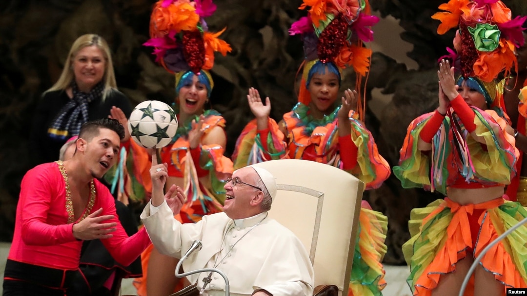 Papa Francisco con artistas del Circo de Cuba.