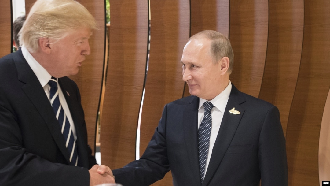  El presidente estadounidense, Donald J. Trump (c), y el presidente ruso, Vladímir Putin, participan en el "retiro" de los dirigentes en el ámbito de la cumbre de líderes de estado y gobierno del G20, en Hamburgo (Alemania) hoy, 7 de julio de 2017.