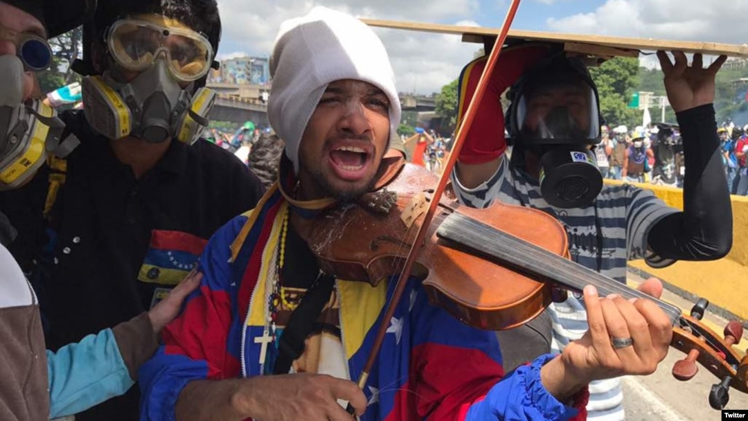 Decenas de mensajes de personas pidiendo contacto Wuilly Arteaga para ofrecerle un violín rodaron por la web tras el incidente en que un militar rompió su instrumento.