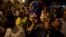 Venezolanos celebran el triunfo de la oposición.