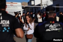 Una mujer reacciona mientras espera noticias sobre un familiar, tras la colisión de dos trenes de alta velocidad entre las localidades de Mora y Orgaz, en Urda, España.