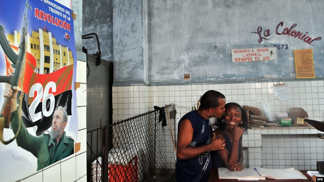 Archivo (2008) - Bodega cubano, centro de venta de alimentos en Santiago de Cuba. 