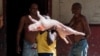 Un hombre carga un cerdo en sus hombros en una calle de La Habana. (YAMIL LAGE / AFP)