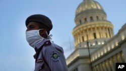 Un oficial de policía custodia las calles cercanas al Capitolio durante el toque de queda en La Habana. (AP/Ramon Espinosa)