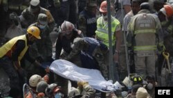 Brigadistas y voluntarios rescatan cuerpos de los edificios colapsados durante el sismo en Ciudad de México.