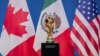 Las banderas de los tres países que acogerán la Copa Mundial de 2026, custodian el trofeo de la FIFA.