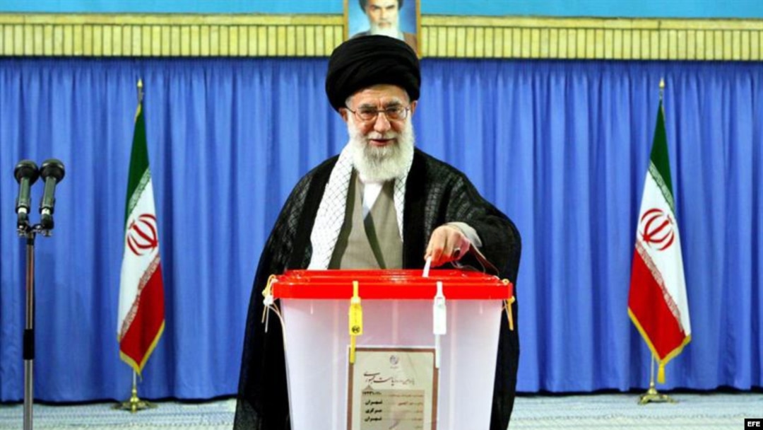 El Ayatolá Ali Khamenei, líder supremo de Irán, estuvo entre los primeros en votar este viernes.