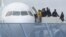 Un grupo de deportados sube a un avión en el aeropuerto de Baden, en Rheinmünster, Alemania.