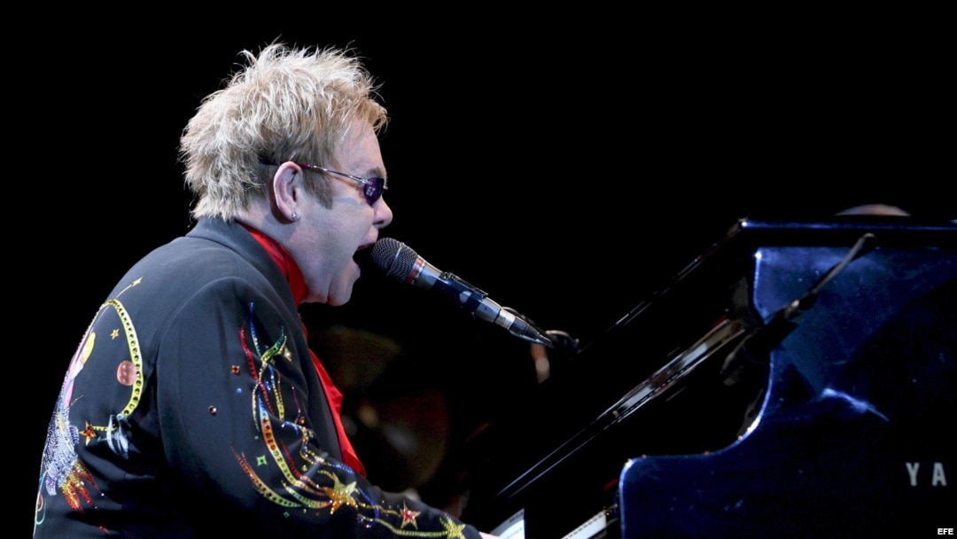 Archivo - Concierto del cantante británico Elton John en Hong Kong, China. 