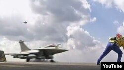 Un avión sale de la base aérea en Francia.