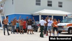 Detenidos en el Centro de Detención de Inmigrantes de Islas Cayman durante una protesta. (Captura de imagen/Cayman Compass)