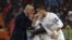 El técnico francés del Real Madrid, Zinedine Zidane (i) da instrucciones al delantero portugués del equipo blanco, Cristiano Ronaldo. 