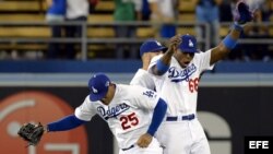 Yasiel Puig (d), Skip Schumaker (c) y Carl Crawford (i) en el juego de Los Angeles Dodgers.  