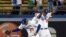 Yasiel Puig (d), Skip Schumaker (c) y Carl Crawford (i) en el juego de Los Angeles Dodgers.  