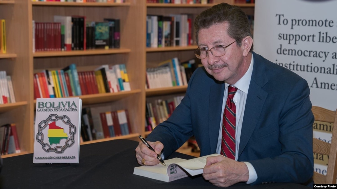 El politólogo y abogado Carlos Sánchez Berzaín presentando su nuevo libro en Miami (Wenceslao Cruz).