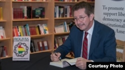 El politólogo y abogado Carlos Sánchez Berzaín presentando su nuevo libro en Miami (Wenceslao Cruz).