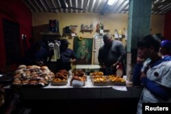 Un retrato de Jesucristo cuelga de la pared de una casa de venta de alimentos durante la peregrinación anual de San Lázaro en Rincón, Cuba, 16 de diciembre de 2023. REUTERS/Alexandre Meneghini