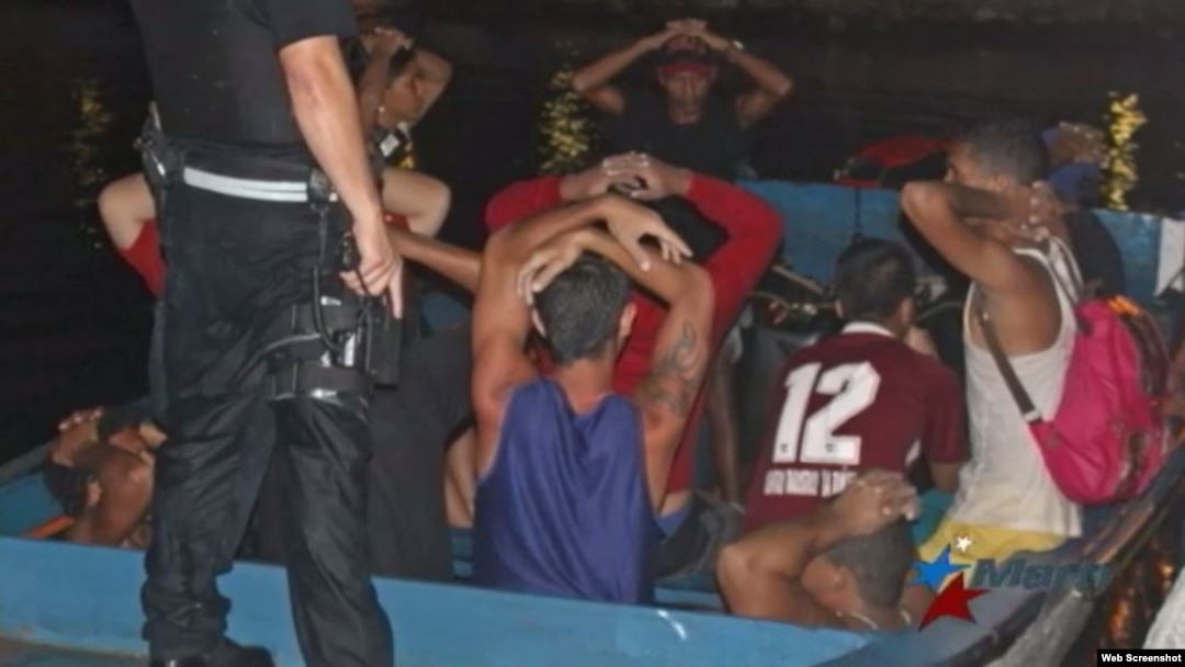 Migrantes venezolanos son interceptados por guardacostas en Curazao.